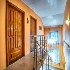 Внутренняя лестница на 4 этаж в блоке их 4-х комнат