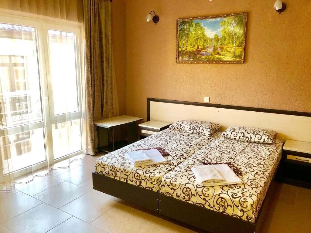 Двухместный (Двухместный номер с 1 кроватью или 2 отдельными кроватями и дополнительной кроватью) гостевого дома Магнат, Анапа