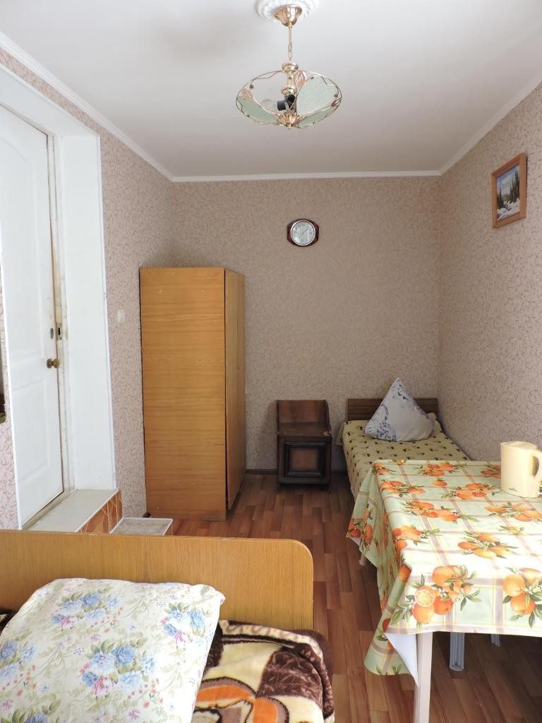 Двухместный (Двухместный номер с 2 отдельными кроватями и общей ванной комнатой) гостевого дома Нинель на Самбурова, Анапа