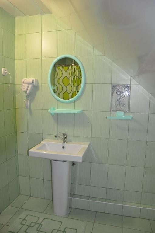 Двухместный (Двухместный номер с 1 кроватью или 2 отдельными кроватями и собственной внешней ванной комнатой) мини-отеля Морской Бриз, Анапа