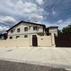 Фасад здания и парковка