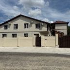 Фасад здания и парковка
