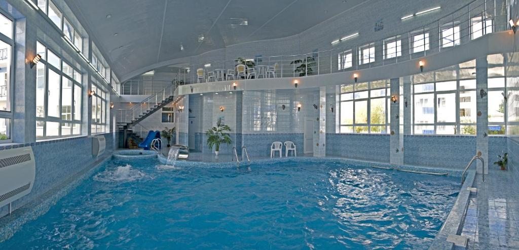 Закрытый подогреваемый бассейн в санатории «Рябинушка»