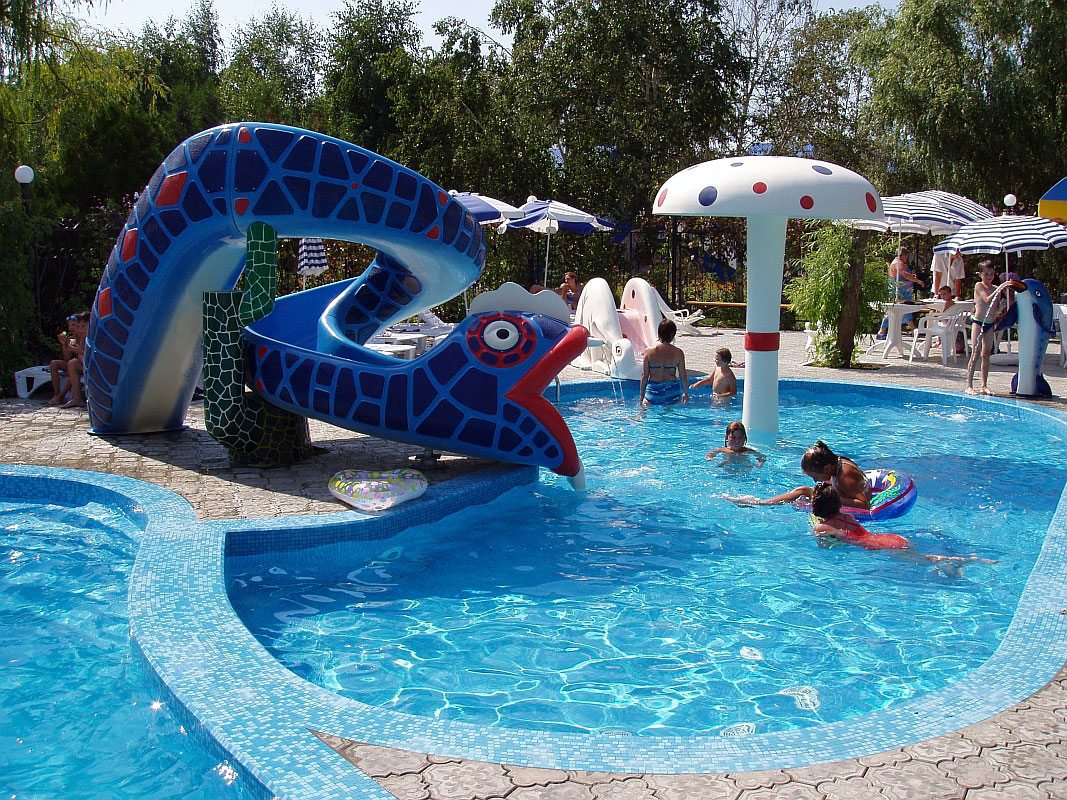 На территории санатория расположен открытый бассейн мини-аквапарк.