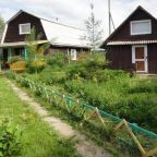 Фасад гостевых домов на территории базы отдыха "Обватур" в Кривеце. 