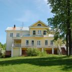 Фасад гостевого дома на территории базы отдыха "Имение Сведомских" в Заводе Михайловский. 