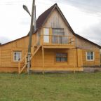 Фасад гостевого дома на территории базы отдыха "Усть-Койва" в Усть-Койве. 