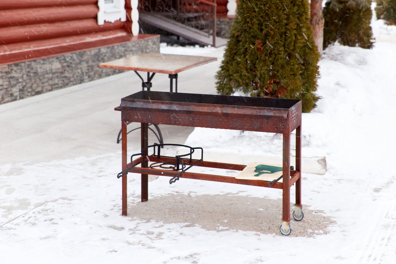 Мангал у домика