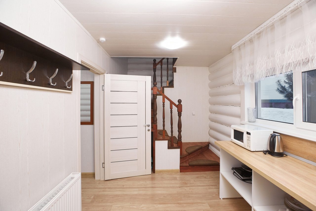 Первый этаж дома: мини-кухня, слева вход в спальню, лестница