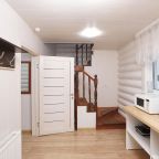 Первый этаж дома: мини-кухня, слева вход в спальню, лестница