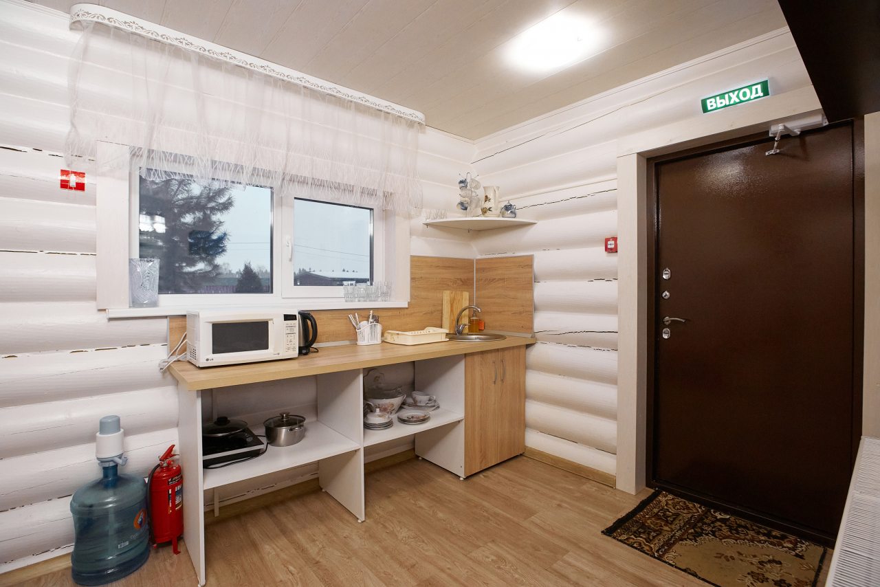 кухня:посуда, чайник, микроволн-а, холодильник, индукц.плита