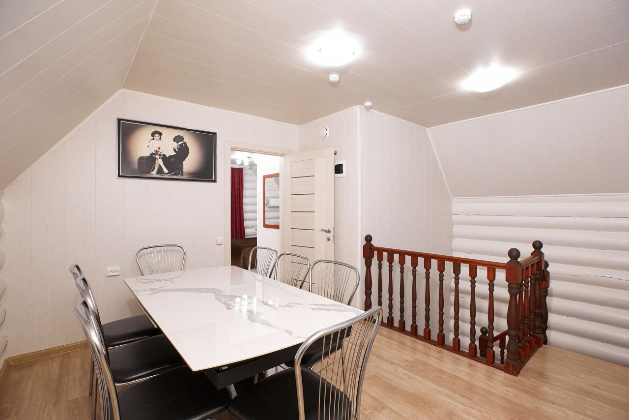 Обеденная зона на втором этаже до 10 мест