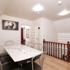 Обеденная зона на втором этаже до 10 мест