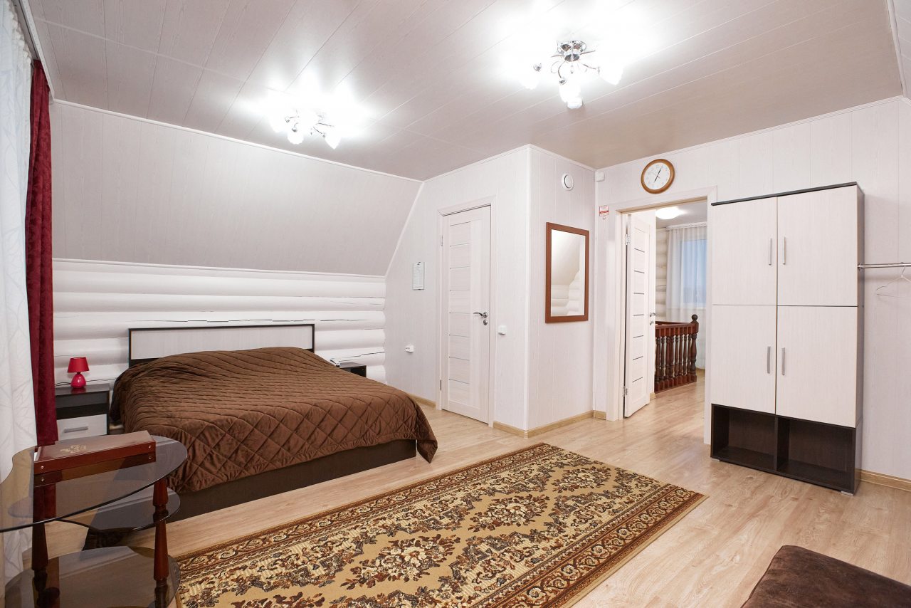 в доме две спальни. В каждой 2-хспальная кровать и диван