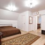 в доме две спальни. В каждой 2-хспальная кровать и диван