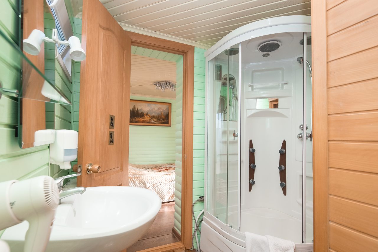 Ванная комната в номере гостиницы на первом этаже