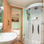 Ванная комната в номере гостиницы на первом этаже