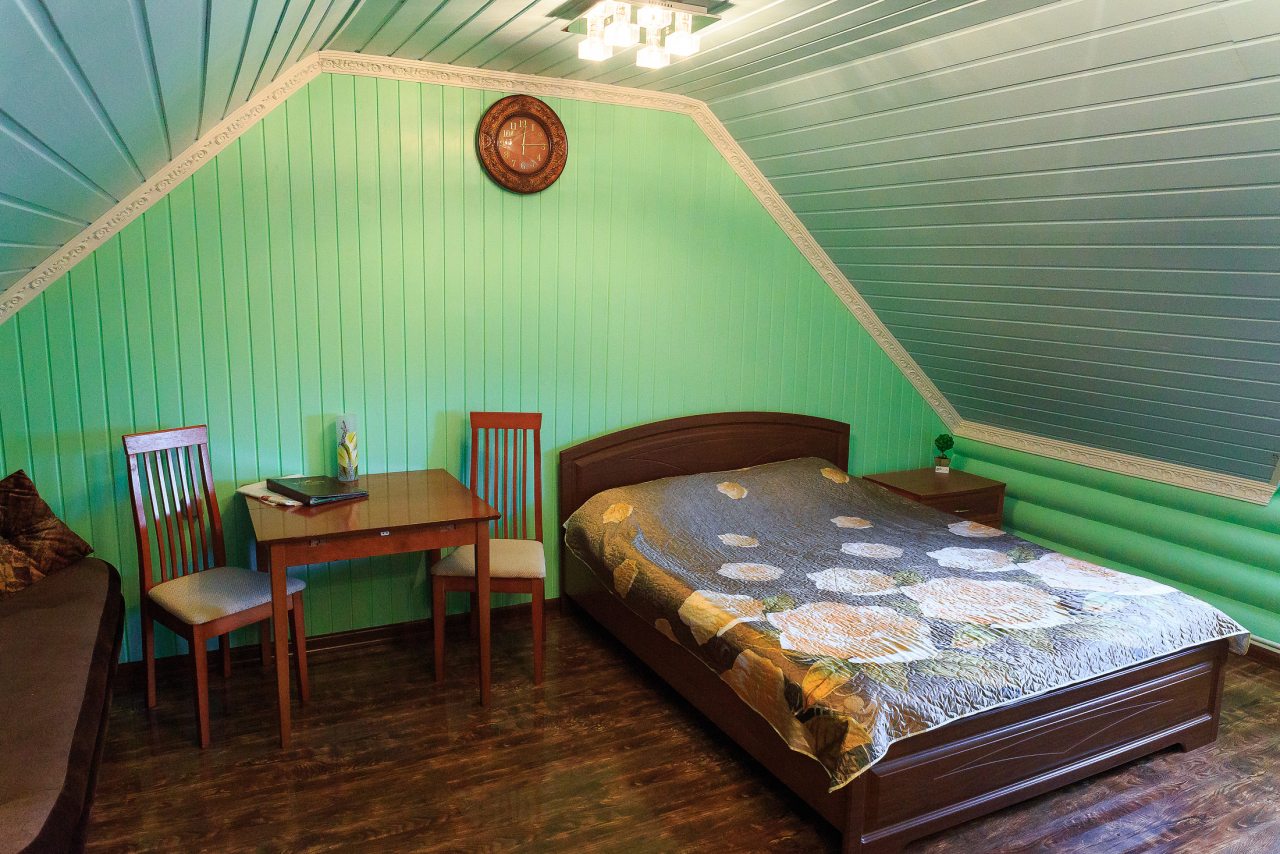 Номер на втором этаже с двуспальной кроватью и диваном