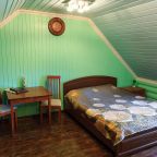 Номер на втором этаже с двуспальной кроватью и диваном