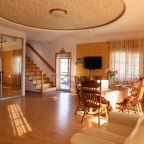 Просторная гостиная в 8местном коттедже для семейного отдыха