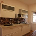 Кухня 8-местного коттеджа: плита, холодильник, посуда.