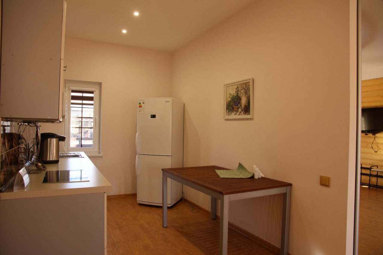 Кухня 8-местного коттеджа: плита, холодильник, посуда.