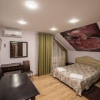 Уютный 2-местный номер с двуспальной кроватью.