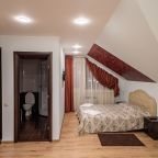 Уютный 2-местный номер с двуспальной кроватью.