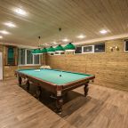 Бильярдный стол для отдыха и активного досуга гостей.