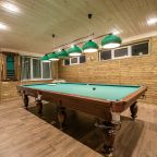 Бильярдный стол для отдыха и активного досуга гостей.