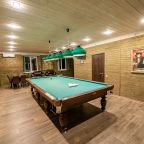 Бильярдный стол для отдыха и активного досуга гостей.