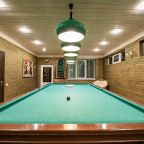 Бильярдный стол для отдыха и активного досуга гостей.