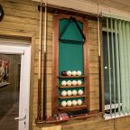 Бильярдный стол для отдыха и активного досуга гостей.