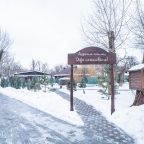 Бесплатная охраняемая парковка для гостей базы.