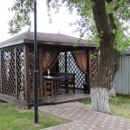Уютная беседка с мангалом для пикника.