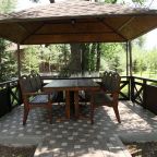 Уютная беседка с мангалом для пикника.