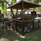 Уютная беседка с мангалом для пикника.