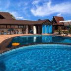 Открытый летний бассейн.