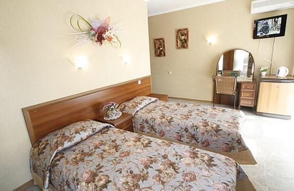 Двухместный (Улучшенный двухместный номер с 1 кроватью или 2 отдельными кроватями, вид на бассейн) отеля Dreamland, Геленджик