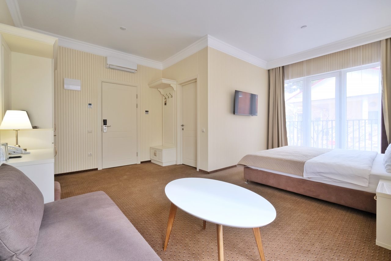 Джуниор сюит, 24 м², балкон, King Size, ТВ, тапочки, халаты.