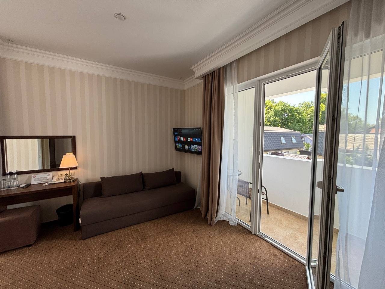 Джуниор сюит, 24 м², балкон, King Size, ТВ, тапочки, халаты.