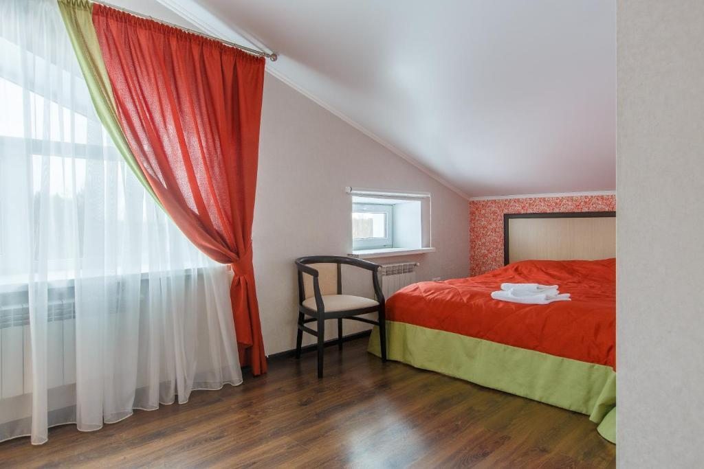 Двухместный (Двухместный номер с 1 кроватью, вид на озеро) парк-отеля Лесная Поляна, Калуга