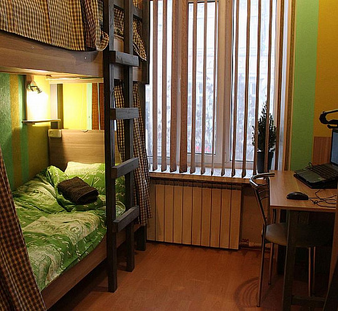 Шестиместный Мужской (Верхнее спальное место в общем номере для мужчин с 6 кроватями), Хостел Балконский