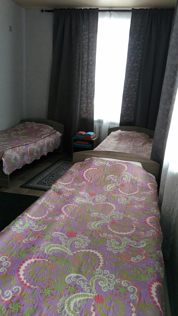 Трехместный (Бюджетный номер (три односпальные кровати)) гостиницы Калачинская