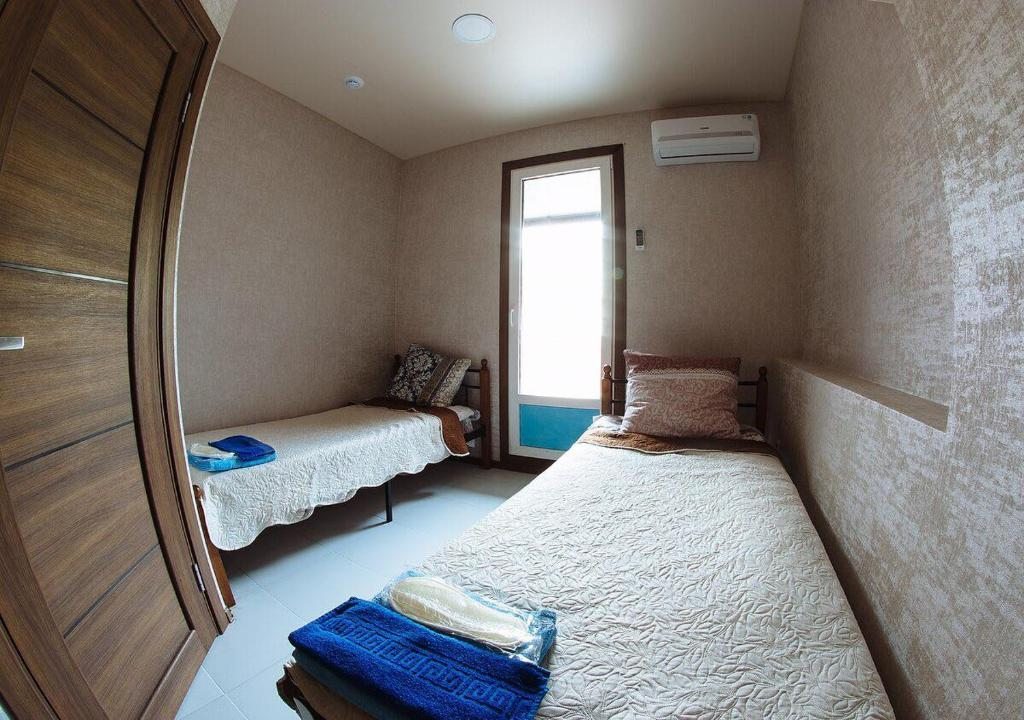 Двухместный (Двухместный номер с 2 отдельными кроватями и балконом) хостела На Навагинской, Сочи