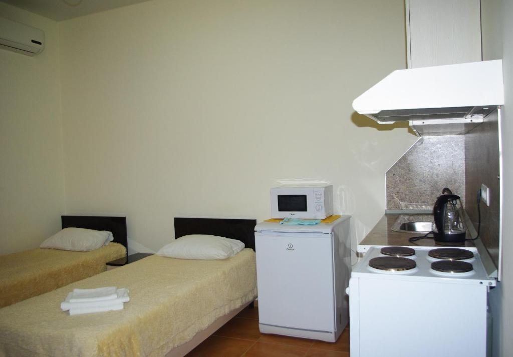 Двухместный (Двухместный номер с 2 отдельными кроватями и собственной ванной комнатой) гостевого дома На Виноградной, 43д, Сочи