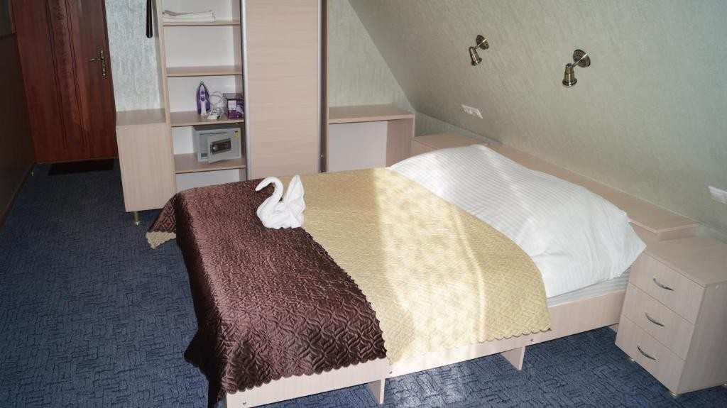 Двухместный (Двухместный номер с 1 двуспальной кроватью и дополнительной кроватью) мини-отеля Пирогова 12, Сочи