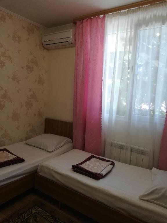 Двухместный (Двухместный номер с 2 отдельными кроватями и видом на горы) гостевого дома Зорька, Сочи