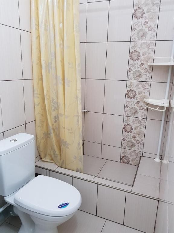 Трехместный (Трехместный номер с ванной комнатой) гостевого дома Анюта, Сочи