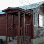Фасад гостевого дома на территории базы отдыха "Замьяны 99" в Замьянах. 